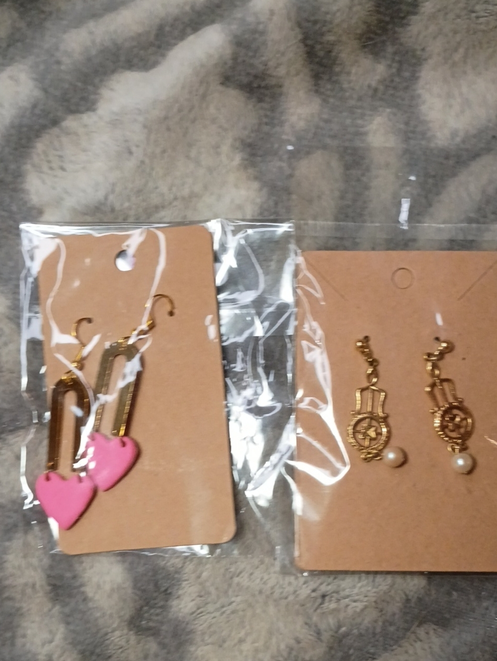Source Unknown Gold Tone Dangle Earrings with Pink Hearts